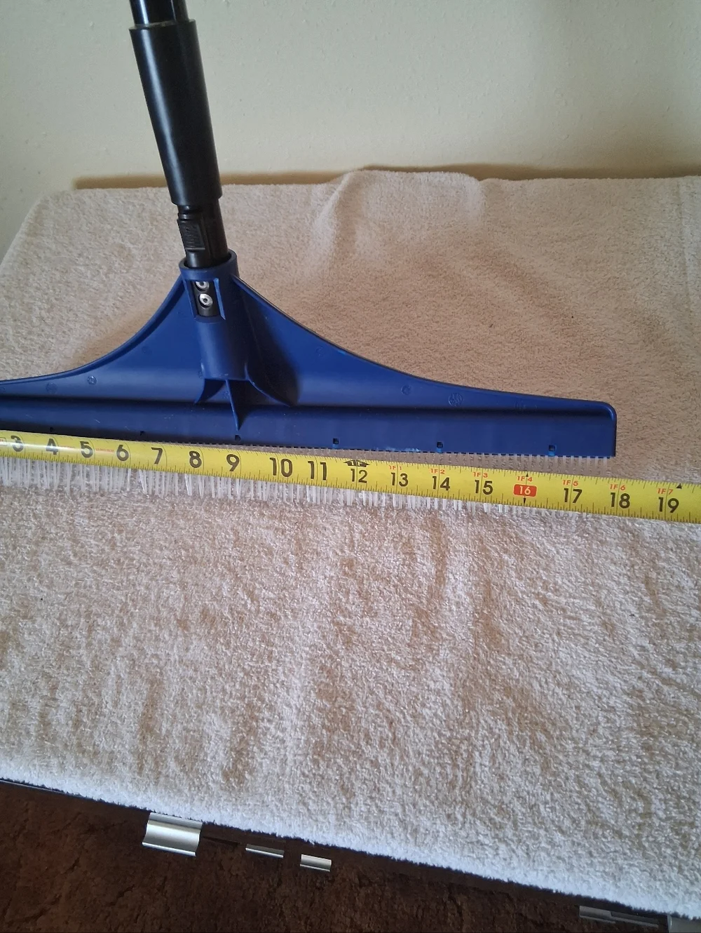 New 18" Carpet Rake 51" Telescope Handle Plastic Light Weight Black Blue Nwot - Picture 3 of 8